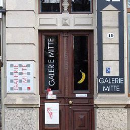 Eingang der Galerie MITTE in der Striesener Straße 49