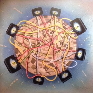 "Lockere Kontakte II" ist eine Arbeit der Künstlerin und Grafikerin Angela Garry aus ihrem Künstlerkatalog "Typisch Angela Garry" zeigt einen runden Tisch, an dem mehrere Monitore sitzen und die über farbige Kabel miteinander verbunden sind.