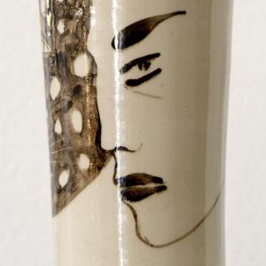 Keramikvase mit Doppelkopf der Künstlerin Angela Hampel
