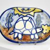 Diese Arbeit ist eine bemalte Servierplatte mit dem Titel "Schildköte" der Künstlerin CHRISTIANE LATENDORF.