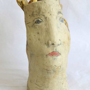 Die Plastik "Schöne Medusa" wurde 2017 von dem Künstler und Bildhauer Jürgen Cominotto geformt und bemalt.