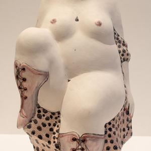 "Dame mit hochgestelltem Bein" nannte der Künstler Karl Heinz Richter diese Plastik.