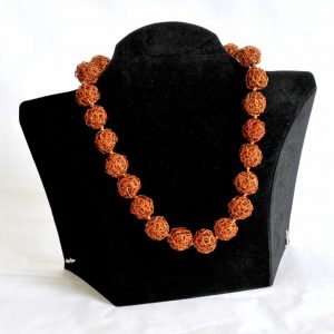 Die Schmuckgestalterin Marianne Schiemann fertigte die Kette mit einer Länge von 52 Zentimetern aus Kupferdraht.